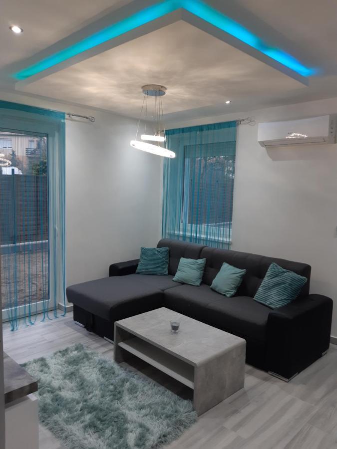 Dilara Apartman Sarvar Exterior photo